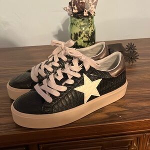 shushop sneakers 7.5